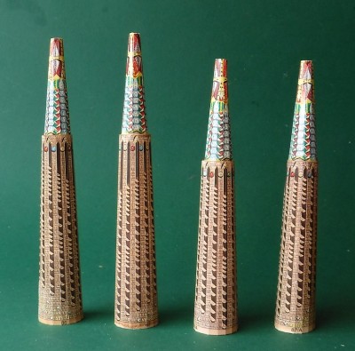 ... Collez la partie supérieure à la partie centrale par l’intérieur...