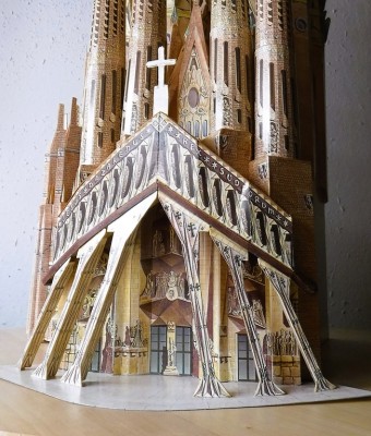 ... Placez les tours terminées sur le portail ...