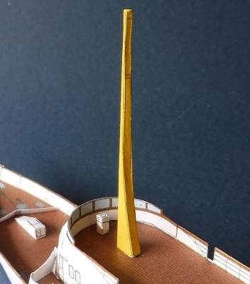 …j’ai refermé le mât à l’arrière et je l’ai collé au pont…