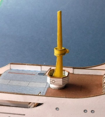 … placé sur la plateforme…