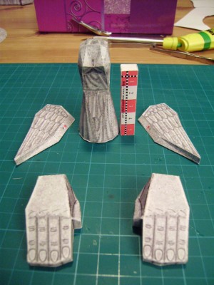 P1280009.JPG (593.61 Kio) Vu 13371 fois La petite statuette "niké" et ses ailes, les mains.