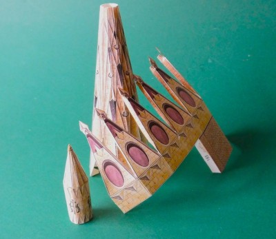 …composée de trois parties…