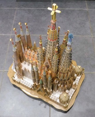 …et c'est fini !!!<br /><br />Après six mois de construction, soit 116 jours ouvrables, j'ai pris beaucoup de plaisir à construire cette église si particulière pendant plus de 164 heures.<br /><br />Une maquette vraiment extraordinaire d'un édifice extraordinaire.<br /><br />Merci pour votre soutien et tous vos « j'aime » ! C'était un vrai plaisir !<br /><br />Bien cordialement,<br /><br />Kurt