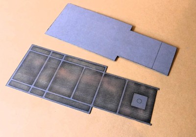 Les parties 1 et 4 du sous-plancher, avec une couche de carton de 0,5 mm insérée entre elles…