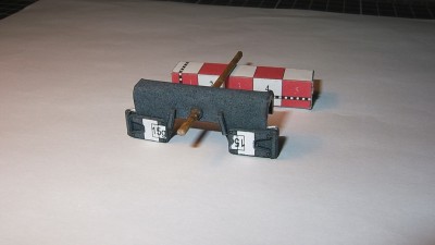 Kfz 9 Famo=072.JPG (134.79 Kio) Vu 4003 fois Poutre avant qui va supporter les amortisseurs et la direction. Il faut bien réfléchir au montage de cette pièce car pour corser le plaisir il n'y a aucun repères de pliages. Une fois décripter la logique du pliage.... Plus de problème 8-)