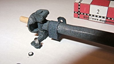 Kfz 9 Famo=076.JPG (162.65 Kio) Vu 4003 fois même chose en plus gros. A remarque, à droite, la fixation du ressort de suspension. Le petit axe métalique n'est pas prévu initialement. Je l'ai rajouté pour rendre la direction fonctionnelle.