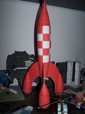 FUSEE DE TINTIN
IL y  a longtemps que j'en voulais une.
C'est en cherchant cet objet que j'ai decouvert le forum !!!

Puis phh29 est passÃ© par lÃ  et a simplifiÃ© le modele.
Elle plait, un ami m'en a demandÃ© une.

