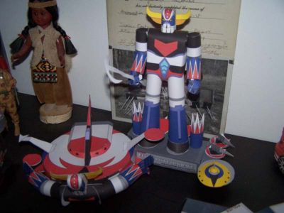 GOLDORAK
Une vue du "diorama".
Avec la soucoupe, les armes ...

