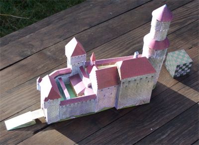 Le chÃ¢teau du Chevalier von Gerfried
Une vue d'avion de la rÃ©sidence du Ritter von Gerfried. Une forteresse du 12Ã¨me siÃ¨cle, fortement remaniÃ©e, construite sur un Ã©peron rocheux, comme d'usage Ã  l'Ã©poque.
