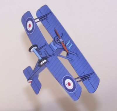 Sopwith Camel
C'est le modÃ¨le de Recortecole. Aucune difficultÃ© d'assemblage. Les roues, c'est des joints toriques montÃ©s sur les 'jantes' d'origine, plus un fil d'alu noyÃ© dans un hauban dur deux pour la raideur de l'assemblage.
Il a rejoint ses petits camarades au plafond de la chambre des garÃ§ons...
Keywords: Sopwitj Camel de Recortecole