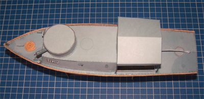 BK-2
Vue de dessus, un bateau assez dÃ©pouillÃ©, un abri blindÃ© Ã  l'avant avec une grosse tourelle pour la "Poulemet Maxim" une fosse Ã  l'arriÃ¨re pour un canon de 47 mm Hotchkiss 'Made in France' (les emprunts russes) surmontÃ© d'un baldaquin en tÃ´le.
La tache de graisse Ã  l'arriÃ¨re, c'est du beurre sur les doigts de mon fils... quand il a vu le bateau, il a voulu jouer avec !
