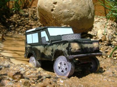 sortie de bourbier en defender 90
et oui, Ã§a passe aussi. 
Tout est lÃ  : http://4x4enpapier.over-blog.com/pages/Vos_realisations-511852.html
