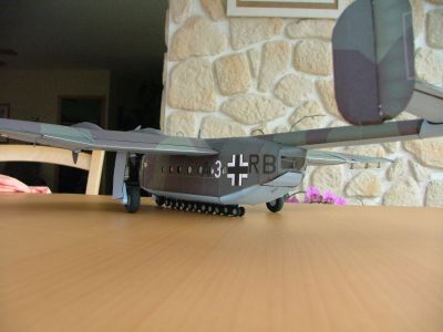 arrado 232
une seule poutre extrÃªmement longue et Ã©troite supporte l'empennage arriÃ¨re.
De profil cet appareil fait curieusement penser au Noratlas, qui lui devait sortir en 47 avec un systÃ¨me bipoutre pour la queue, Ã©tonnant non ?
