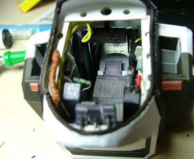 patlabor ingram 
le cockpit avant la mise en place de la console centrale qui viendra prendre sa place au bout de ses bras articulÃ©s au milieu, devant le pilote.
