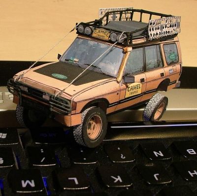 mini discovery "camel trophy"
D'aprÃ¨s les fichiers tÃ©lÃ©chargeables sur mon site.
La galerie et le parbuffle ont Ã©tÃ© rÃ©alisÃ©s en suivant les lignes sur les images fournies avec du fil de fer de 1 mm et du fil Ã  plomb de 0.05 pour les grilles de phares.
Les cables sont en fil Ã  coudre
Les plaques de dÃ©sensablage... ben en papier pardi ! 
Je me suis rÃ©galÃ©. 
Attention, il faut un peu de dÃ©brouillardise pour rÃ©aliser ce modÃ¨le comme Ã§a, ce n'est pas le plus simple et la bidouille sera de rigueur, mais voila, Ã§a rend pas mal nan ?
Keywords: discovery camel trophy