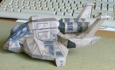 un des rapaces de "battlestar galactica"
Pour des raisons de jointures de piÃ¨ce, j'ai du rÃ©imprimer le corps et recoller par dessus en tirant. La encore, un soucis de "morcelage" du modÃ¨le. 
En tout cas, au final, la texture est lÃ , et il est fidÃ¨le Ã  la "rÃ©alitÃ©". J'aime bien. Rentrons sur le Galactica !
