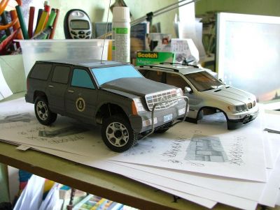 carrosserie mini z papercraft, version bÃ©ta
voila, de peur d'abimer la carrosserie de ma x5, j'ai rapidement sorti une voiture des gardes du corps du prÃ©sident us, arrangÃ©e au ciseaux et rÃ©taillÃ©e sous adobe... la misÃ¨re, mais bien m'en Ã  pris, au premier run j'ai percutÃ© mon bar sauvagement, dÃ©chirant une partie de l'avant sous l'impact !
