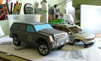 une voiture de la garde prÃ©sidentielle us radio commandÃ©e
et voila, carrosserie tÃ©lÃ©chargÃ©e sur street paper, mes gardes du corps sont prÃ¨s Ã  aller Ã©prouver un peu la bÃªte sur le terrain. (Ã  cotÃ©, la carosserie d'origine, celle qu'on voudrait pas casser, et pour cause.
yahaaa... ! 
