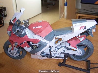 Moto Yamaha YZF R1
