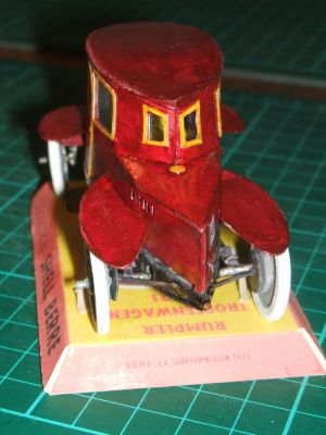vue arrière de la rumpler
notez la sortie de l'échappement qui a dû provoquer bien des quolibets!
