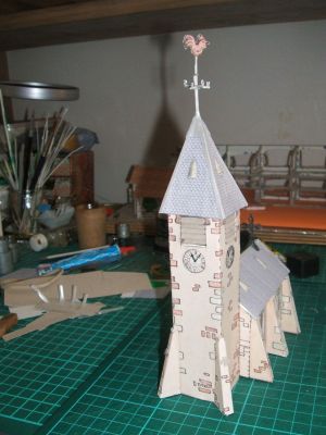 le village de dimanche illustré pages 12 et 13 l'église
Voici le côté traditionnellement tourné vers l'est (hé oui, aussi les églises et même longtemps avant les mosquées). Mais c'est sl'intérieur qui est orienté. Le clocher peut être n'importe où!
