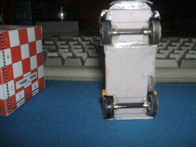 citroën H dessous
le principe de montage des axes; deux axes en corde à piano qui tournent dans des oeillets pour circuits électroniques à double face. Les roues sont faites de plusieurs épaisseurs de carton
