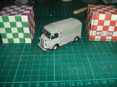 citroën type H
Le voici entre deux cubes. Il est proche du 60 ème si je me réfère à l'empattement. Je ne l'ai pas fait assez fin pour le regard de l'objectif macro, mais il est très acceptable dès 40 ou 50 centimètres. Le gris est un peu clair.
