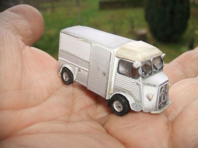 citroen HY H0
J'ai essayé de le faire le plus strictement que j'aie pu au 1/87eme. Si quelqu'un pouvait me lire les lignes de la main pour savoir si je peux me lancer dans quelquechose de durable, merci.
