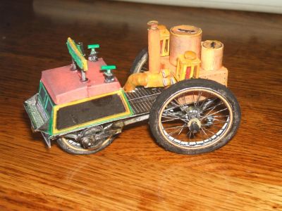 de dion bouton 1888
deuxième profil. J'ai fait un petit gabarit en carton pour faire les roues à  rayons. On peut facilement le modifier pour choisir le nombre de rayons qu'on veut. Ici, il y en a 32 par exemple.
