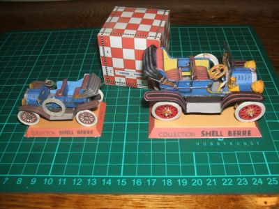 ford 1908
En cours de finition pour la plus grosse, pour le cube et les dimensions générales. La direction est fonctionnelle, mais le volant tourne à  l'envers (c'est de ma faute); pire, le volant est à  droite , comme sur les dessins originaux, mais la voiture semblait bien avoir un volant à  gauche sur les photos. Je l'ai mis à  gauche sur les planches que j'ai dessinées.

