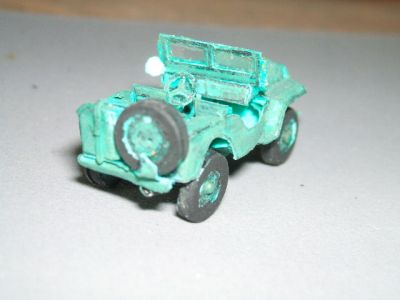 jeep 2
vue arrièe. Le rétroviseur est simplement peint avec une goutte de metal chrome de humbrol. Les roues sont fonctionnelles et j'ai encore triché en mettant des axes métalliques (mais dans des tubes en papier)
