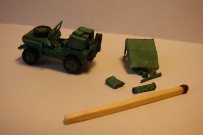 jeep 6
avec le chargement mais décapotée. Notez l'allumette standard de la régie des tabacs
