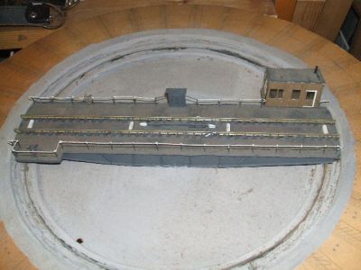 pont tournant 1
fonctionnel à la dimension des 241P. Il y a un peu de métal (les locos sont lourdes et il faut bien que le courant passe)
