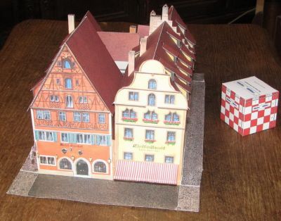 Hotel Eisenhut et Christkindlmarkt
ModÃ¨le Shreiber-Bogen. Echelle : 1/160e. Deux maisons d'une des plus belles villes d'Europe : Rothenburg ob der Tauber. Bonne facture. Pas trÃ¨s difficile.
