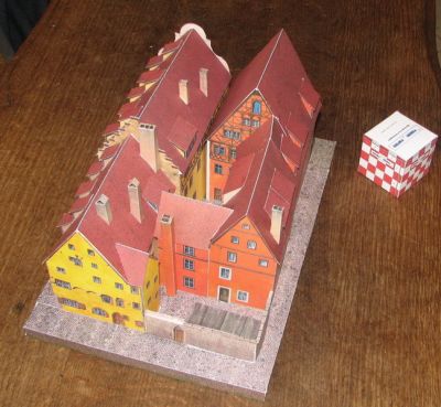 Hotel Eisenhut et Christkindlmarkt
ModÃ¨le Shreiber-Bogen. Echelle : 1/160e. Deux maisons d'une des plus belles villes d'Europe : Rothenburg ob der Tauber. Bonne facture. Pas trÃ¨s difficile.
