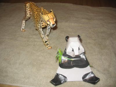Dans la savane!
En principe, on est pas supposÃ© voir une rencontre de ce genre!
Hmmm!  Un guÃ©pard en chine...?

CrÃ©ation de ma fille de neuf ans.
Elle a dÃ©coupÃ© et collÃ© la plupart des piÃ¨ces.
De trÃ¨s beau modÃ¨les.
