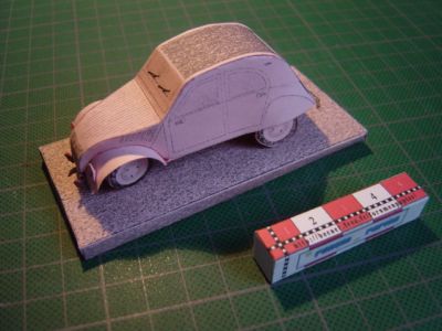 La 2CV de Sidne
En papier couleur A4 sur une imprimante noir et blanc.
En souvenir de ma 2Ã¨me voiture, ce premier modÃ¨le rÃ©alisÃ© il y a 8 mois, pour apprendre. Ce n'est pas terrible ! Mais Ã§a m'a donnÃ© envie, et depuis je n'ai plus arrÃªtÃ© !
