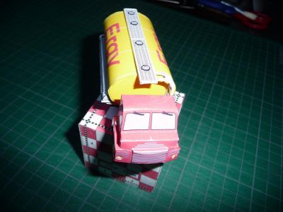 Camion citerne Bedford d'AmigaMaquette
En papier photo, lÃ©gÃ¨re rÃ©duction.
