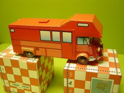 HY camping car rouge long de Camille
Au 1/66Â° sur papier photo
