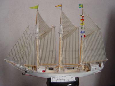 L'Isolda de Bildrum babord
Beaucoup de travail de cordage, les poulies sont en petites tiges de bambou bricolÃ©es Ã  la "Dremel", et les marches des Ã©chelles en bambou refendu

