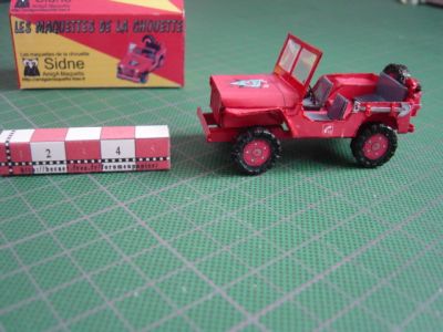 Jeep pompier de Sidne
Avec son prÃ©sentoir. En papier photo format 254 x 192 mm, drÃ´le de format ! Mais j'en ai un stock.
