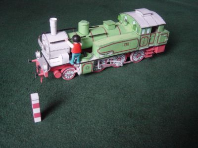 Locomotive 130 de Bastelbogen
Les explications sont succintes, juste une perspective Ã©clatÃ©e, petit texte en allemand. l'apprentissage du pique olive pour les axes, des pailles pour certains tubes et du fil de cuivre rÃ©cupÃ©rÃ© dans du fil de tÃ©lÃ©phone. TrÃ¨s instructif !
