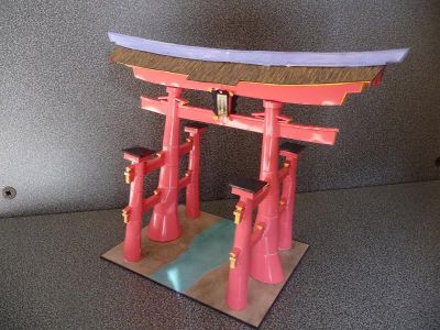 Ootorii d'Itsukushima de Buzuc
Il est Ã  marÃ©e basse, il y a un filet d'eau entre les piles, et du sable ou des herbes selon les saisons sous les piles...
