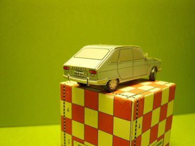 Renault R 16 de Street Paper
En papier photo, au 1/66Â°
