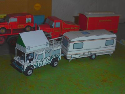 Range Rover et cravane de Streetpaper Noël 2015
En papier photo au 1/66°
