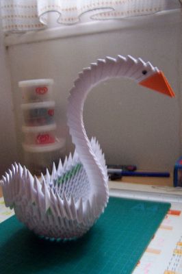 cygne
voici mon premiere origami modulaire 
j'ai fais le plus connus pour debuter: le cygne
