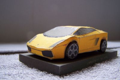 lamborgini gallardo
voici une lamborgini gallardo sur son socle
