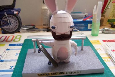 lapin crÃ©tin skateur
voici le lapin crÃ©tin de phh29 que j'ai modifier en lui mettant un skate dans la min au lieu du debouche WC
