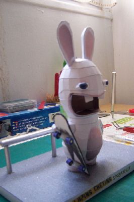 lapin crÃ©tin skateur
vue de cotÃ©e avec le dessus du skate
