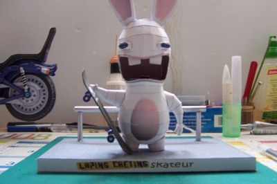 lapin crÃ©tin skateur
vue de face
